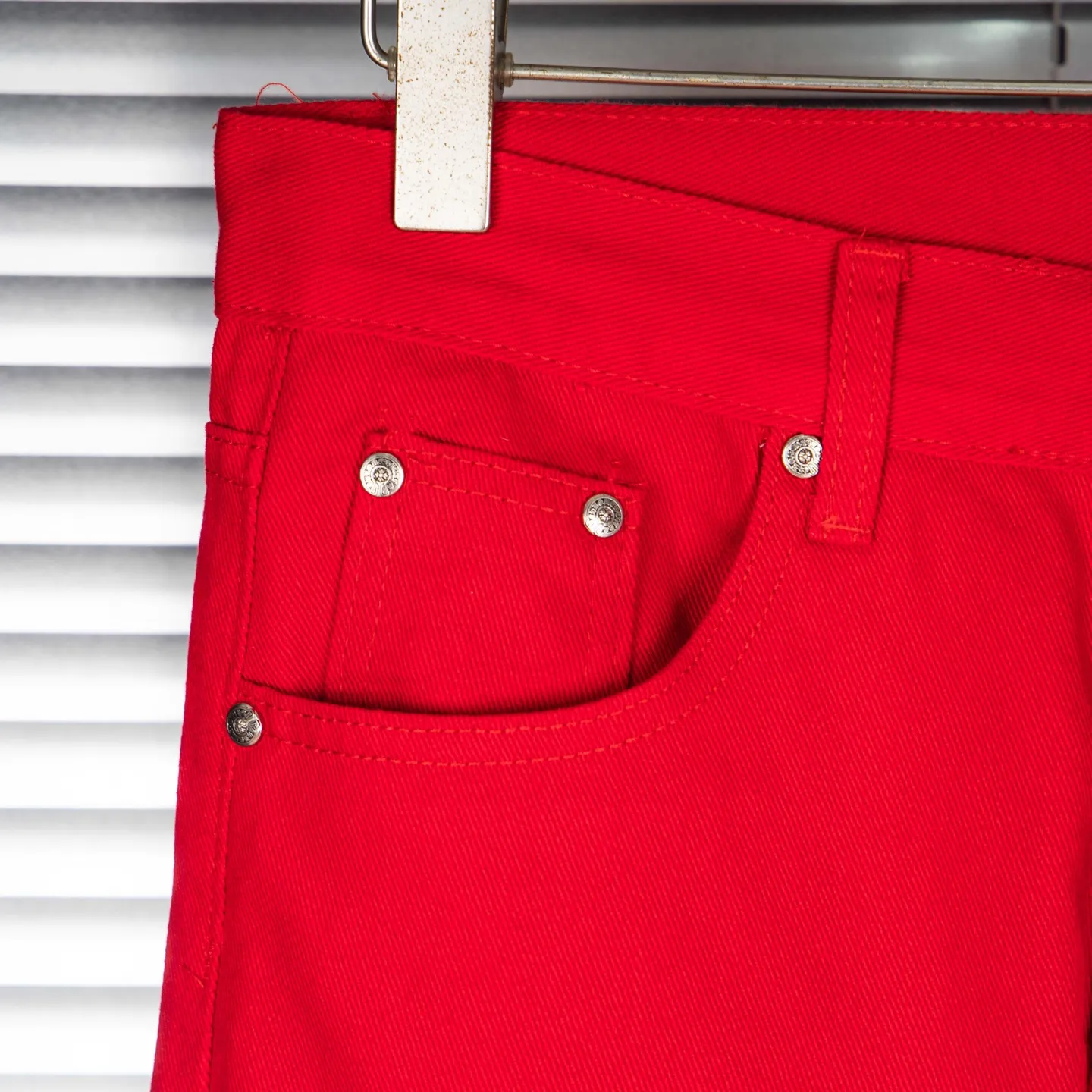 P260 CHROME HEARTS 25ss dopamine Chinese red cross leather washed jeans - Full of exploring the ultimate in fashion, Chrome Hearts' new Chrome Hearts pants not only present a unique style, but the fresh ice blue color looks particularly youthful and energetic. The mid-high waist design is paired with a lazy and casual style, which not only shows long legs but also maintains a casual feel. It is a must-have fashion choice for trendy men and trendy women. Style No.: 1789 Color: Dopamine Red Size: 28 30 32 34